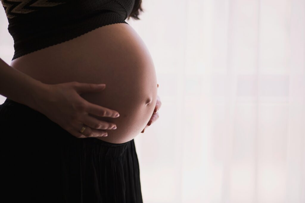 Masaje prenatal y postparto: diferencias y beneficios